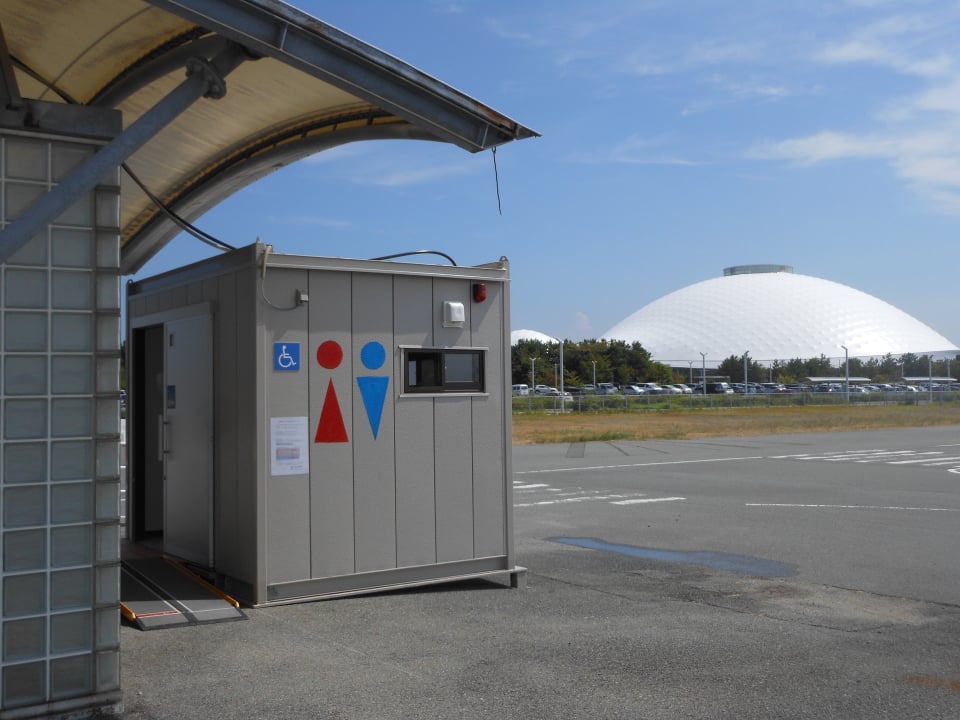 移動式多機能トイレをきらら博記念公園北駐車場に設置